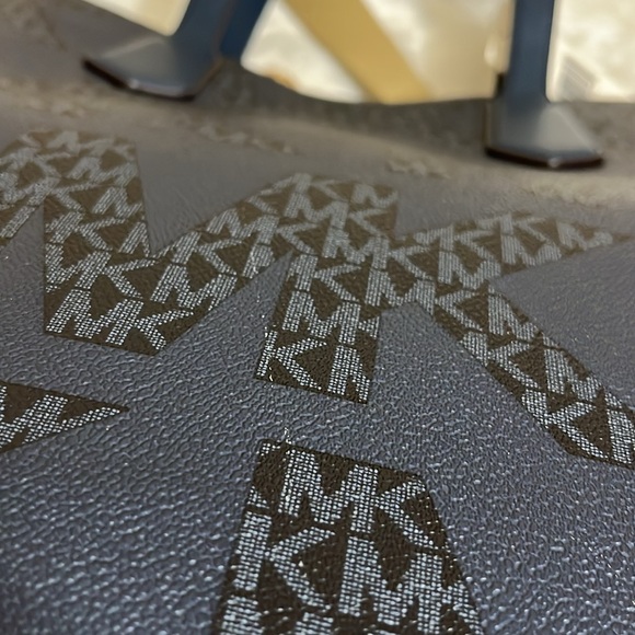 NWT Michael Kors Maple Admiral Blue LG Tote - Picture 12 of 15